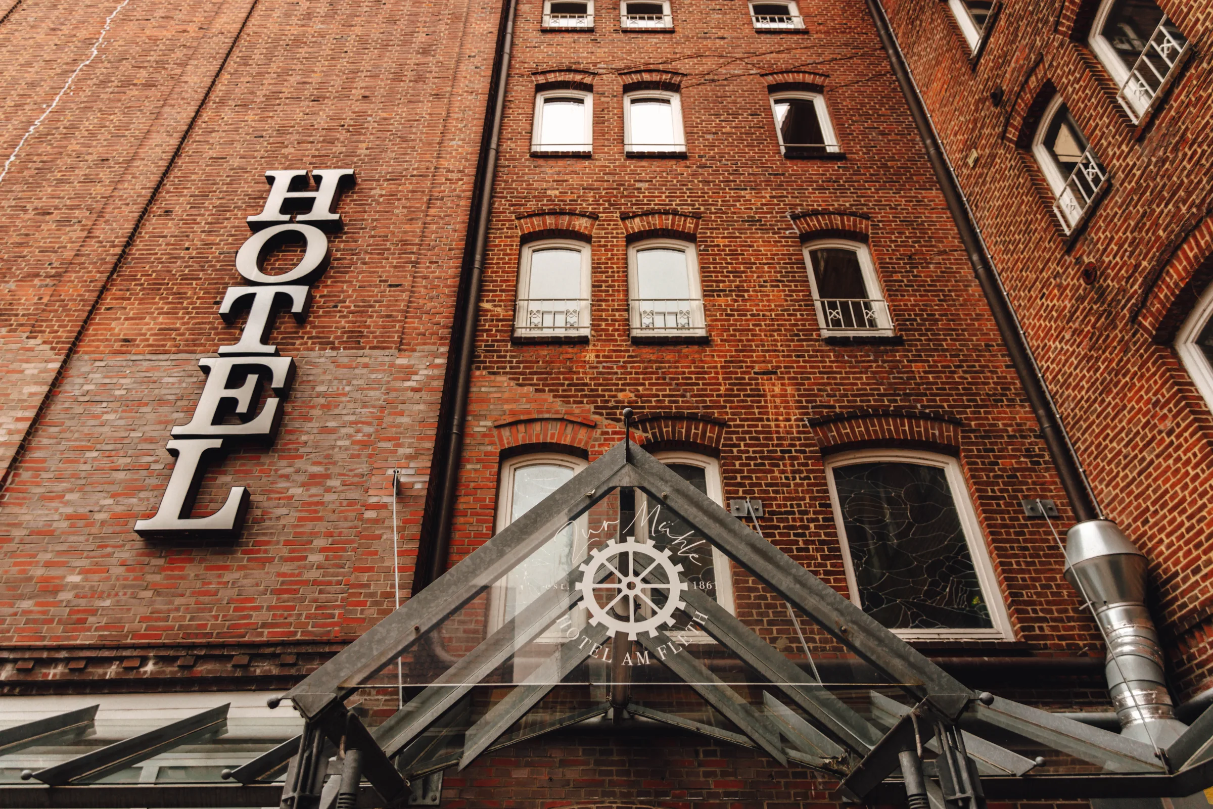 Historische Backsteinfassade des Hotel zur Mühle mit Schriftzug